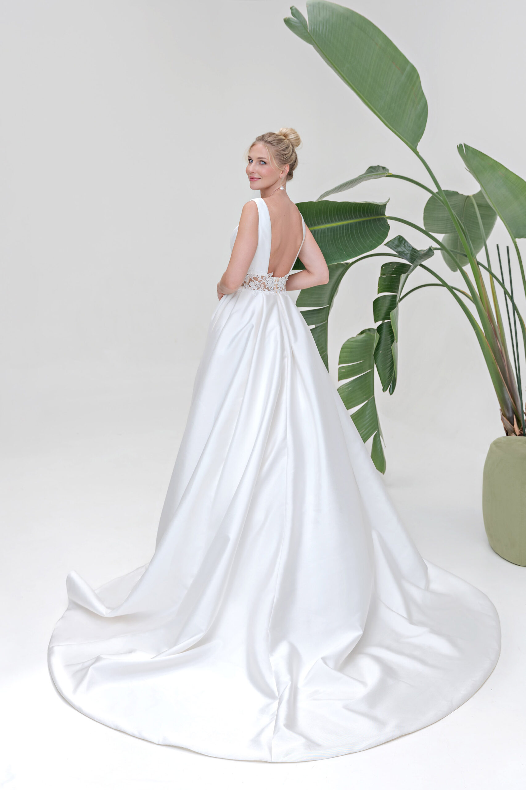 Amera Vera Kollektion 2025 Brautkleid B2501 (3) Angelex Princess Hochzeitshaus Brautmode Singen
