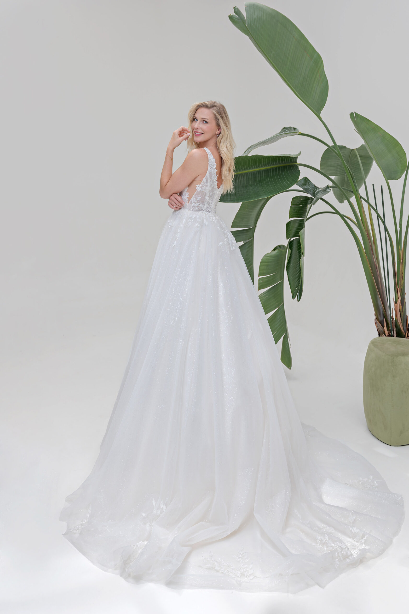 Amera Vera Kollektion 2025 Brautkleid B2503 (3) Angelex Princess Hochzeitshaus Brautmode Singen