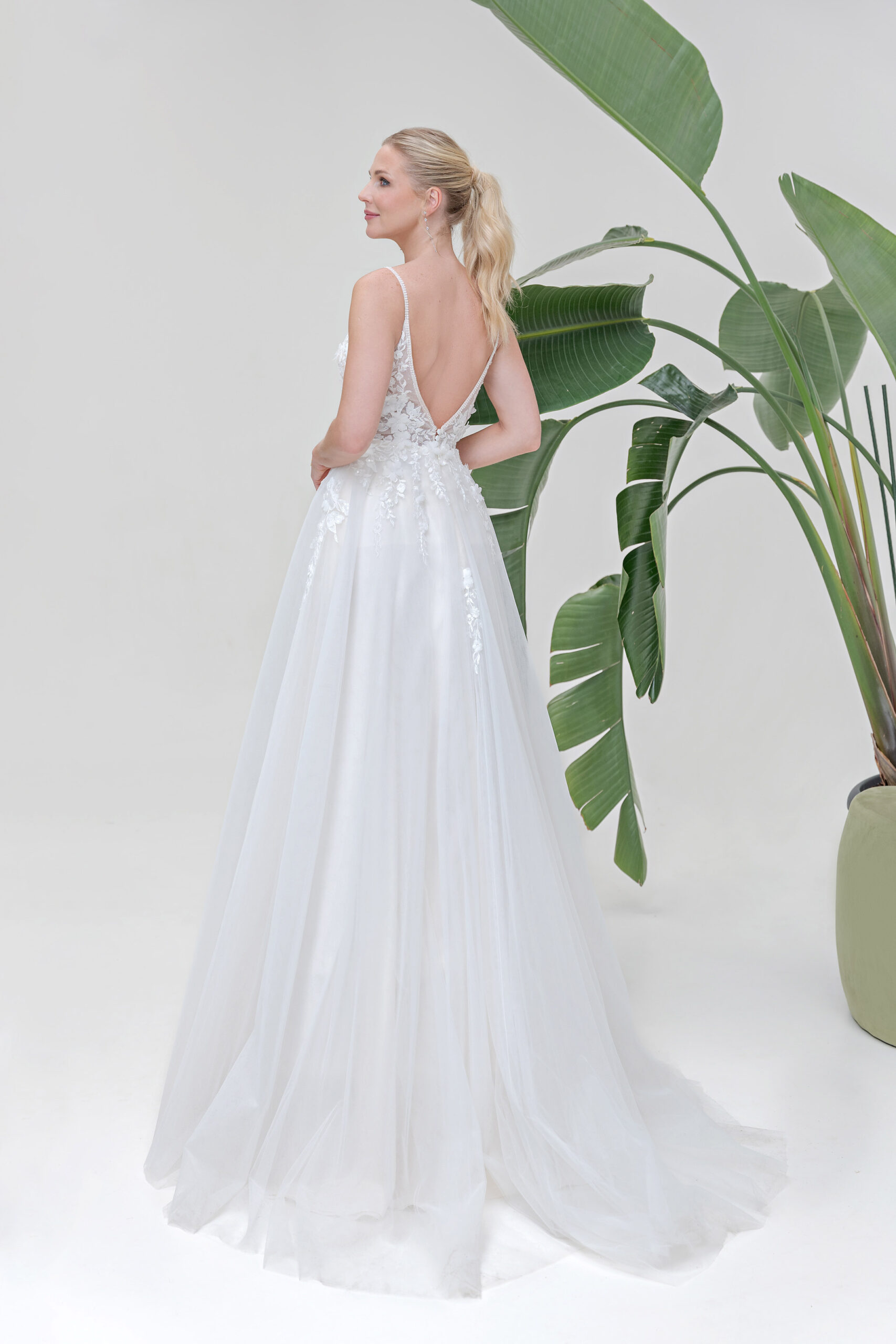 Amera Vera Kollektion 2025 Brautkleid B2508 (3) Angelex Princess Hochzeitshaus Brautmode Singen