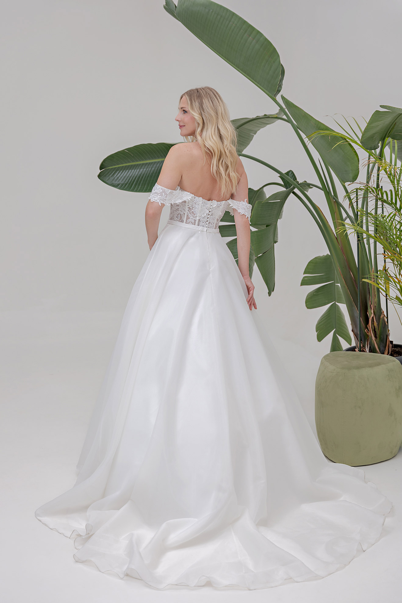 Amera Vera Kollektion 2025 Brautkleid B2509 (3) Angelex Princess Hochzeitshaus Brautmode Singen