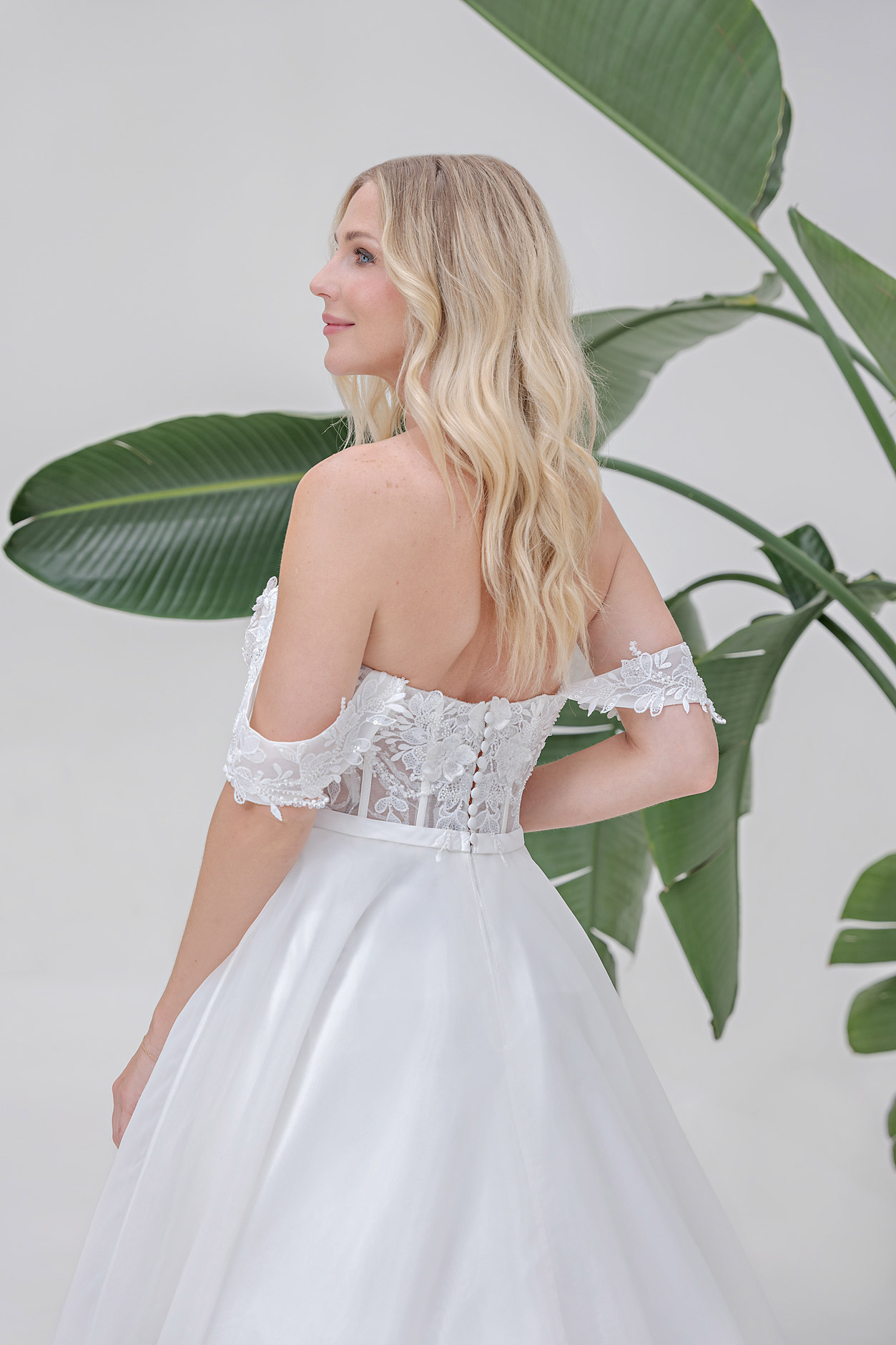 Amera Vera Kollektion 2025 Brautkleid B2509 (4) Angelex Princess Hochzeitshaus Brautmode Singen