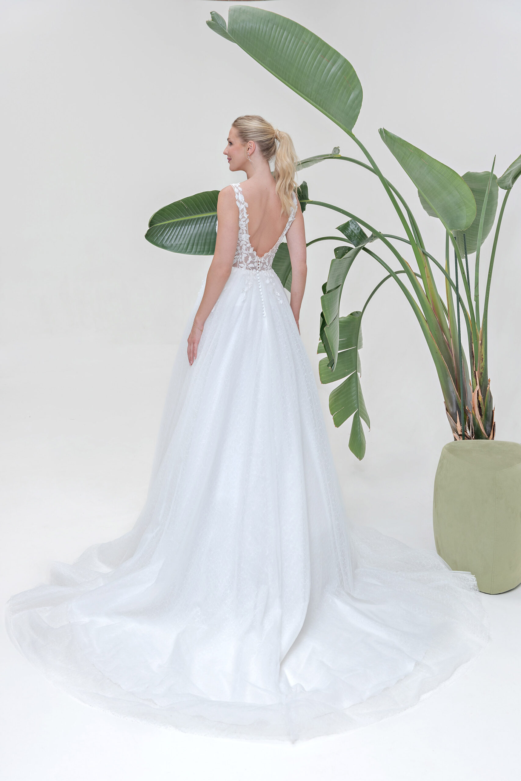 Amera Vera Kollektion 2025 Brautkleid B2510 (3) Angelex Princess Hochzeitshaus Brautmode Singen