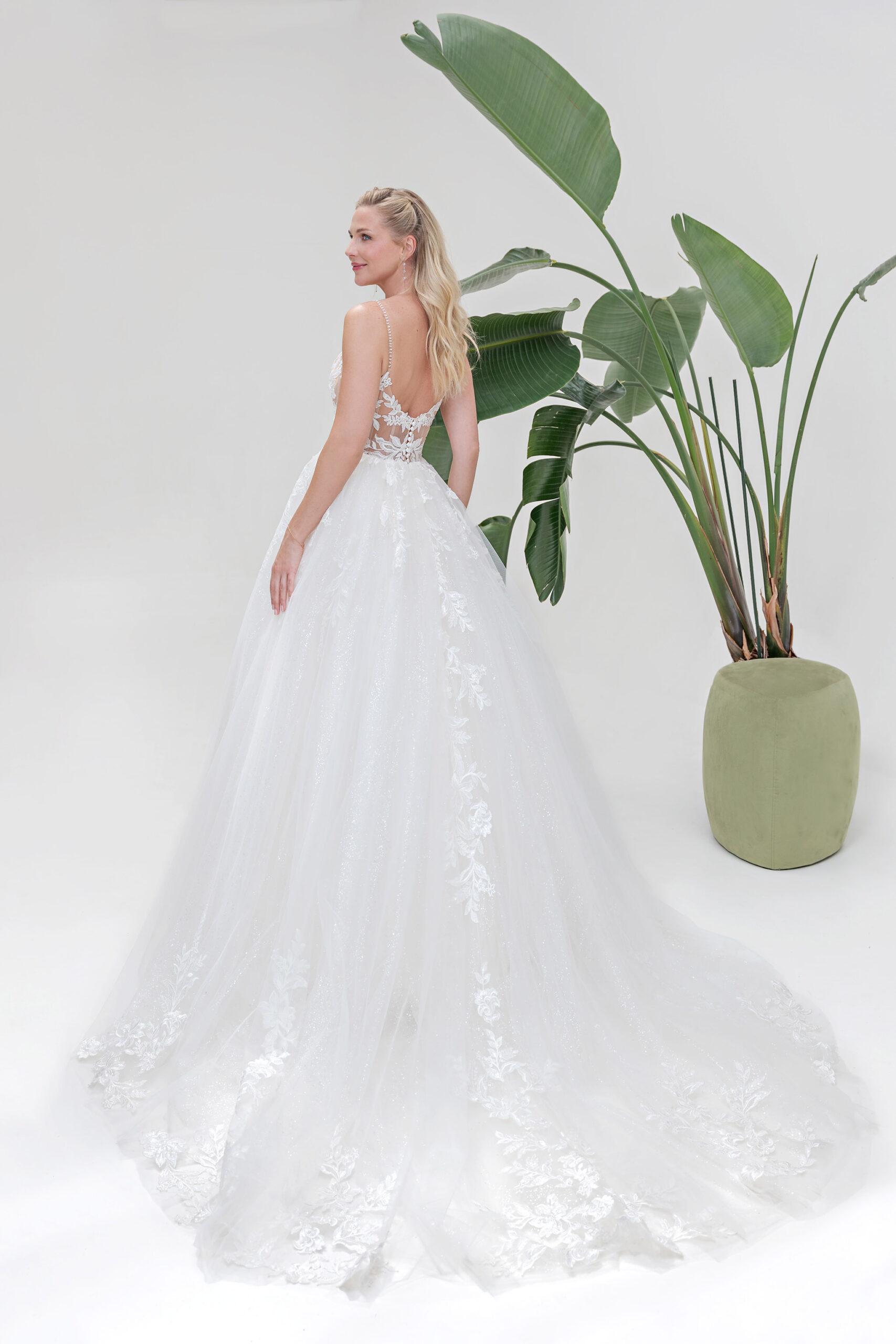 Amera Vera Kollektion 2025 Brautkleid B2512 (3) Angelex Princess Hochzeitshaus Brautmode Singen