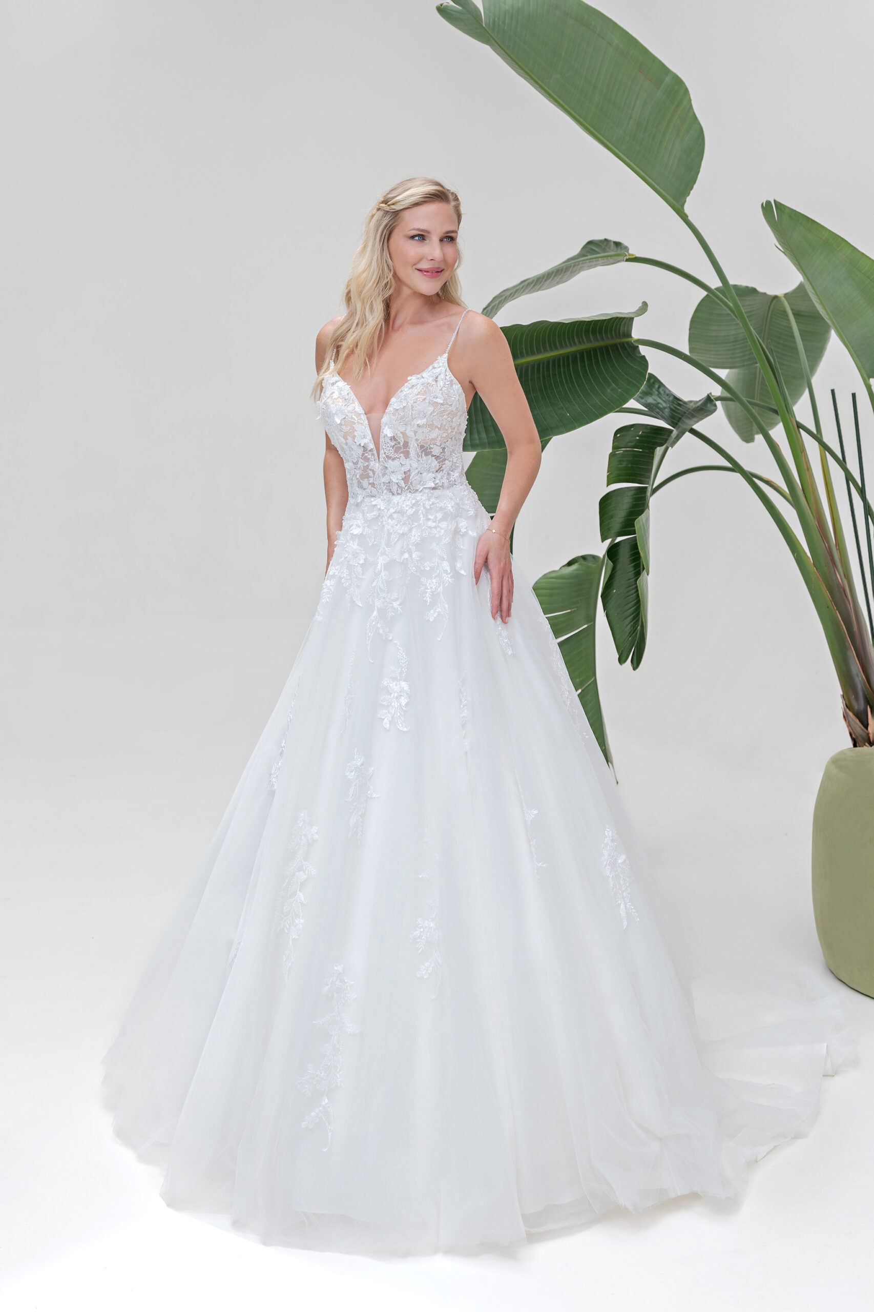 Amera Vera Kollektion 2025 Brautkleid B2531 (1) Angelex Princess Hochzeitshaus Brautmode Singen