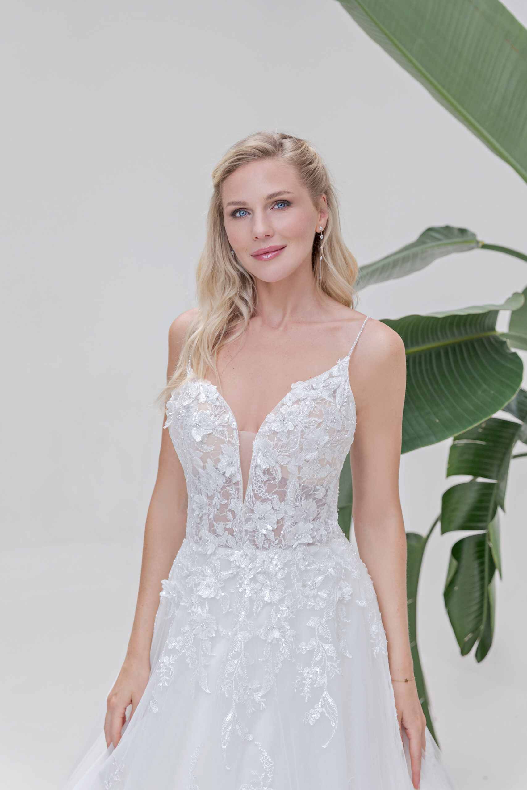 Amera Vera Kollektion 2025 Brautkleid B2531 (2) Angelex Princess Hochzeitshaus Brautmode Singen